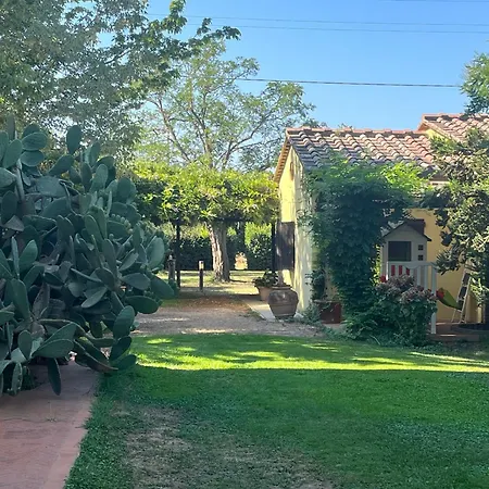 Guest Garden Casale Salici Baratti * فينتورينا تيرمي